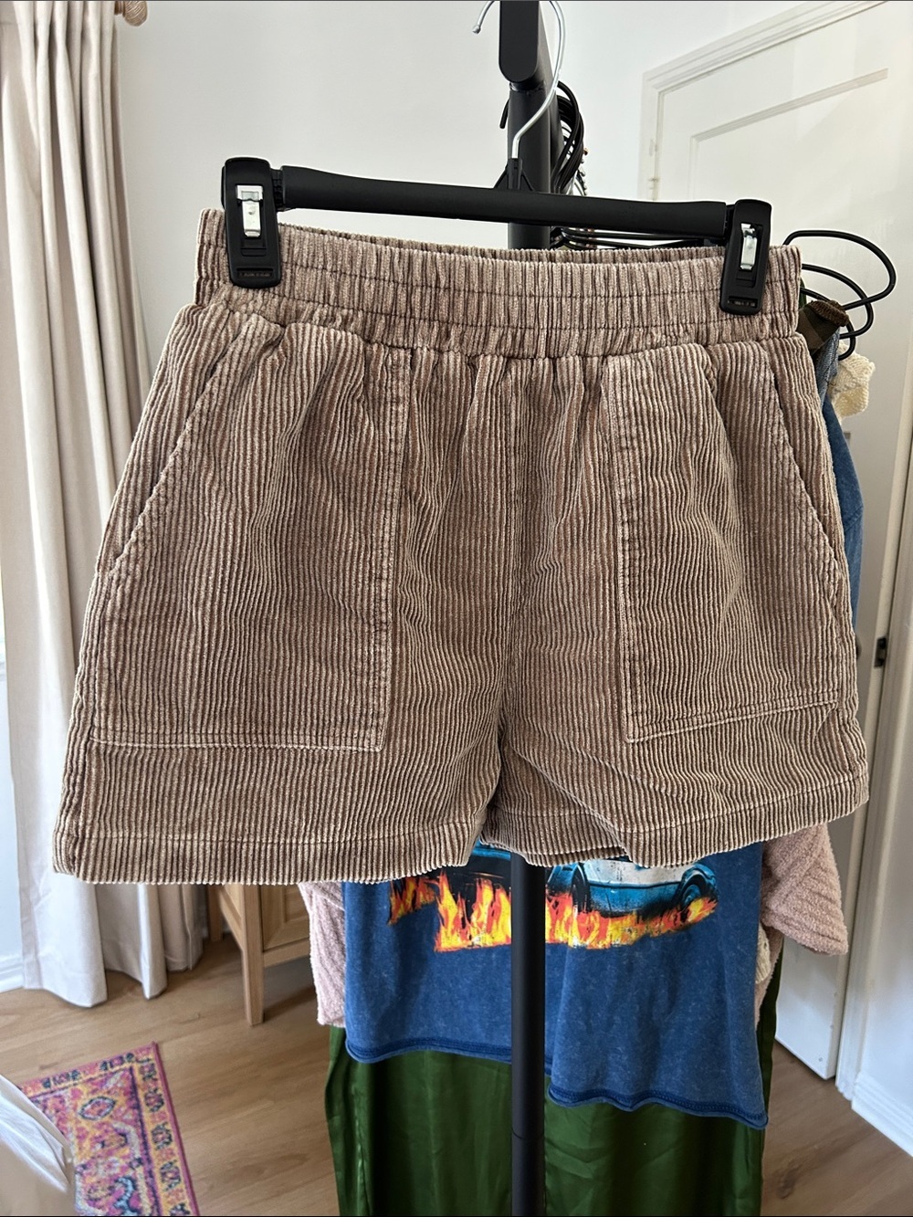 Entro Corduroy shorts. Size small. 3” inseam. Pockets. Like new 😍